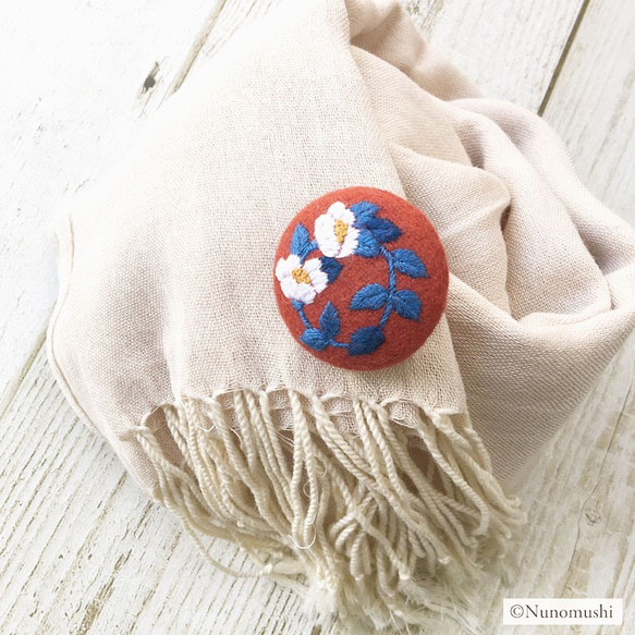 【再販】『椿の花の刺繍ブローチ（レンガ）』和風・和モダンなボタニカルデザイン・植物シリーズ 3枚目の画像