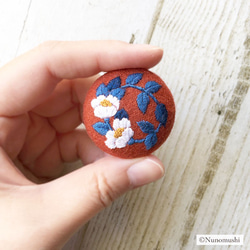 【再販】『椿の花の刺繍ブローチ（レンガ）』和風・和モダンなボタニカルデザイン・植物シリーズ 5枚目の画像