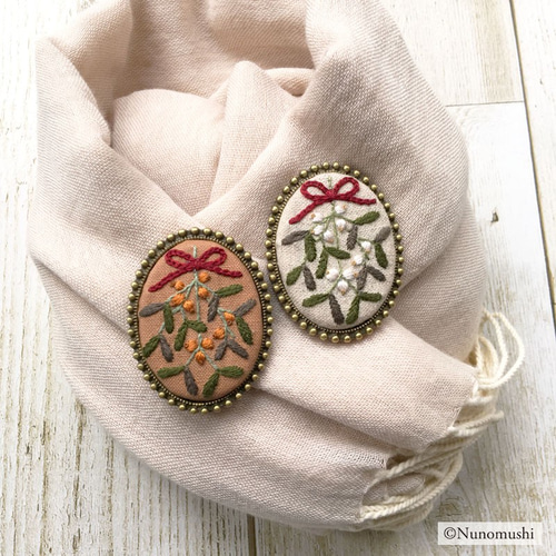 ヤドリギの刺繍ブローチ』クラシック＆アンティーク調・ボタニカル