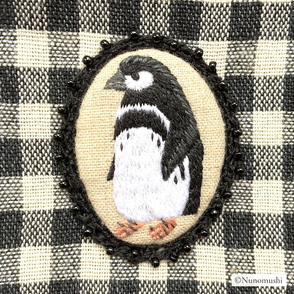 『ペンギンの肖像刺繍巾着』シックなモノクロ・ギンガムチェック・タッセル付き・ほっこり動物シリーズ 2枚目の画像