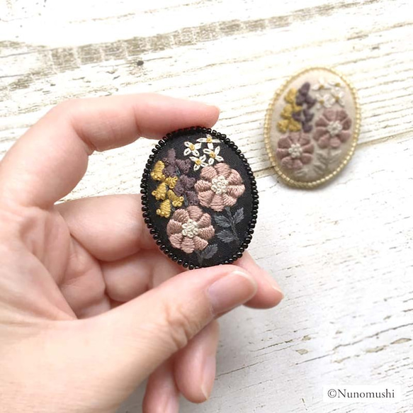 クラシカルフラワーの刺繍ブローチ（ブラック） 4枚目の画像