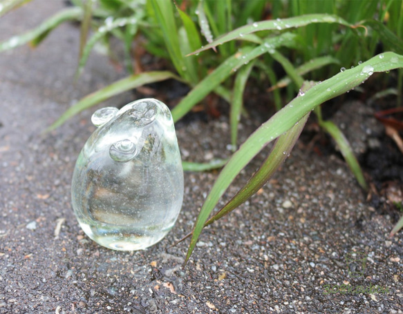 販売終了：梅雨空を見上げる カエルのオブジェ 小 2枚目の画像