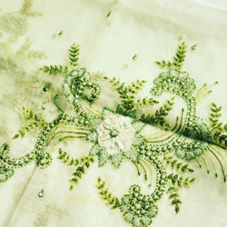春夏向けシルクウール手刺繍ストール　薄緑色 2枚目の画像