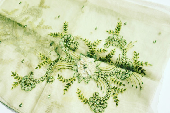 「Creema限定」秋冬向けシルクウール手刺繍ストール　薄緑色　KAMIKA HANDCRAFTED 2枚目の画像
