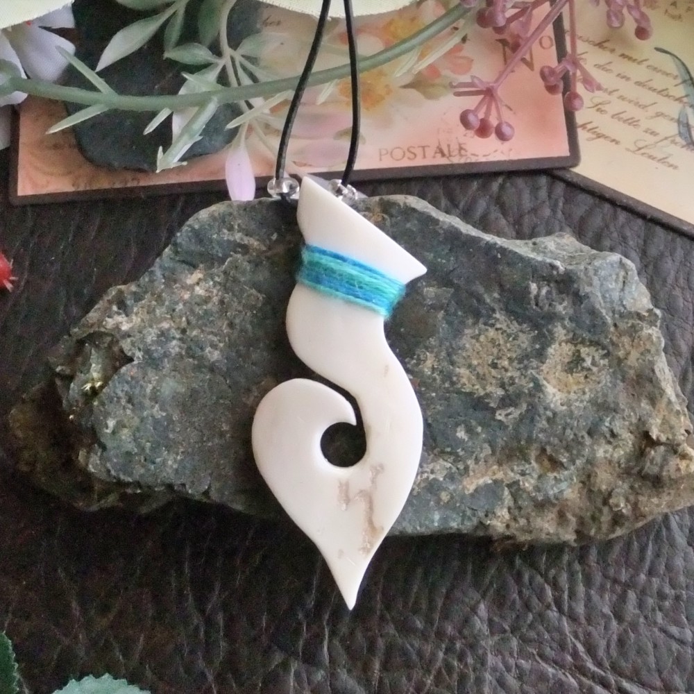 鹿角のペンダント　フィッシュフック　青