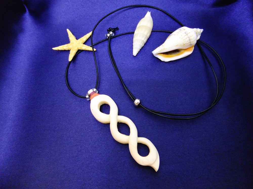 鹿角のペンダント　スパイラル　らせん　シーボーンアート