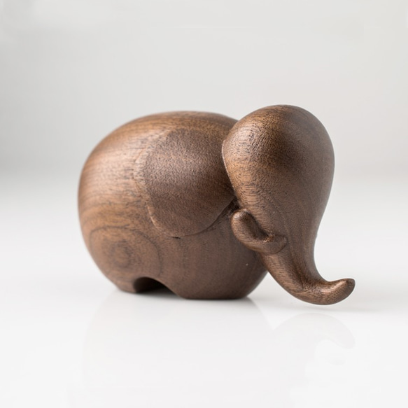 木製の象の置物 1枚目の画像