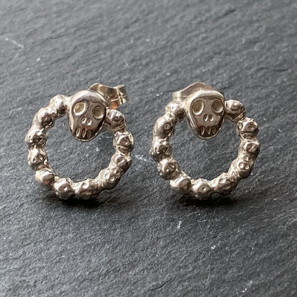 とぼけた表情のスカルのサークルピアス【skull circle pierce(sv)】