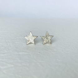 凛と輝く1つ星ピアス【star pierce(sv)】 1枚目の画像