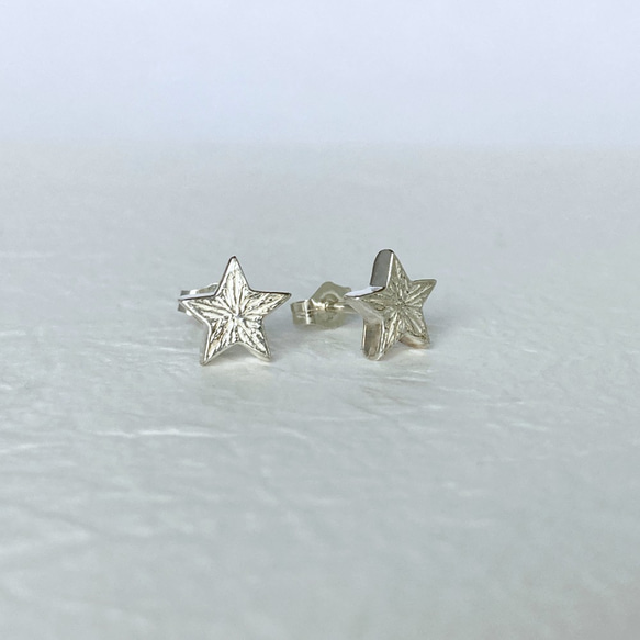 凛と輝く1つ星ピアス【star pierce(sv)】 2枚目の画像