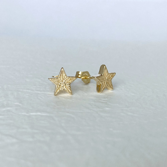 凛と輝く1つ星ピアス【star pierce(gd)】 2枚目の画像