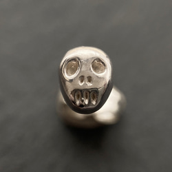 とぼけた表情のスカルのピアス【skull pierce(sv)】 2枚目の画像