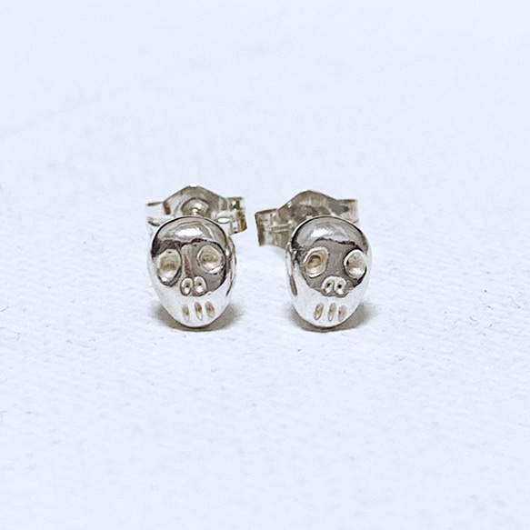 とぼけた表情のスカルのピアス【skull pierce(sv)】 1枚目の画像