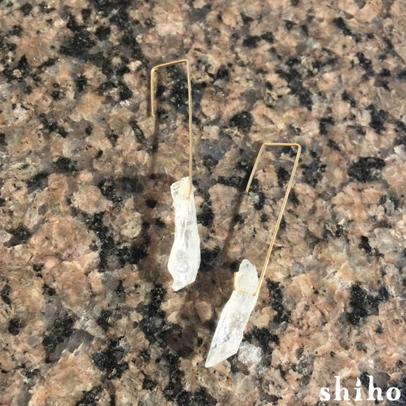 天然石の14Kgfピアス【14Kgf square hook pierce(M)＜crystal＞】 4枚目の画像