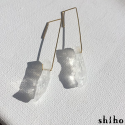 天然石の14Kgfピアス【14Kgf square hook pierce(M)＜crystal＞】 1枚目の画像