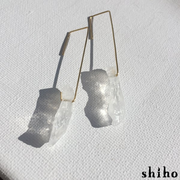 天然石の14Kgfピアス【14Kgf square hook pierce(M)＜crystal＞】 1枚目の画像