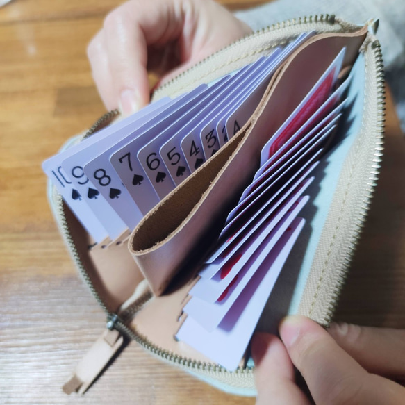 本革ヌメ革xエナメルレザー　コンパクトなのに大容量　カードが20枚入るコンパクト財布 1枚目の画像