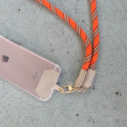 ヌメ革 本革レザー x 真鍮の スマホ用ストラップホルダー