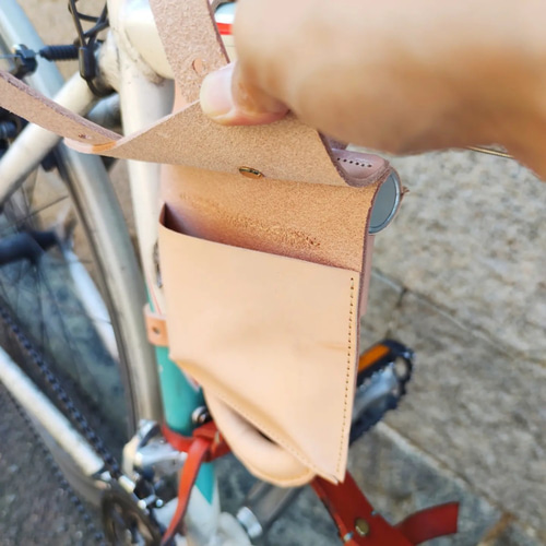 本革ヌメ革 栃木レザーの自転車バッグ 生成りナチュラルの