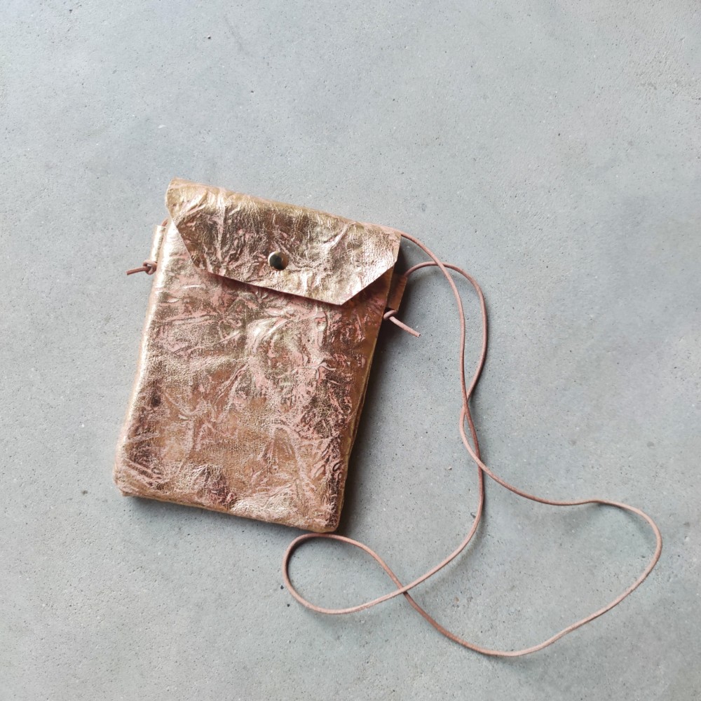 ゴールドラメ金箔がほどこされたの本革レザーサコッシュ　男女兼用でちょっとしたお出かけに活躍