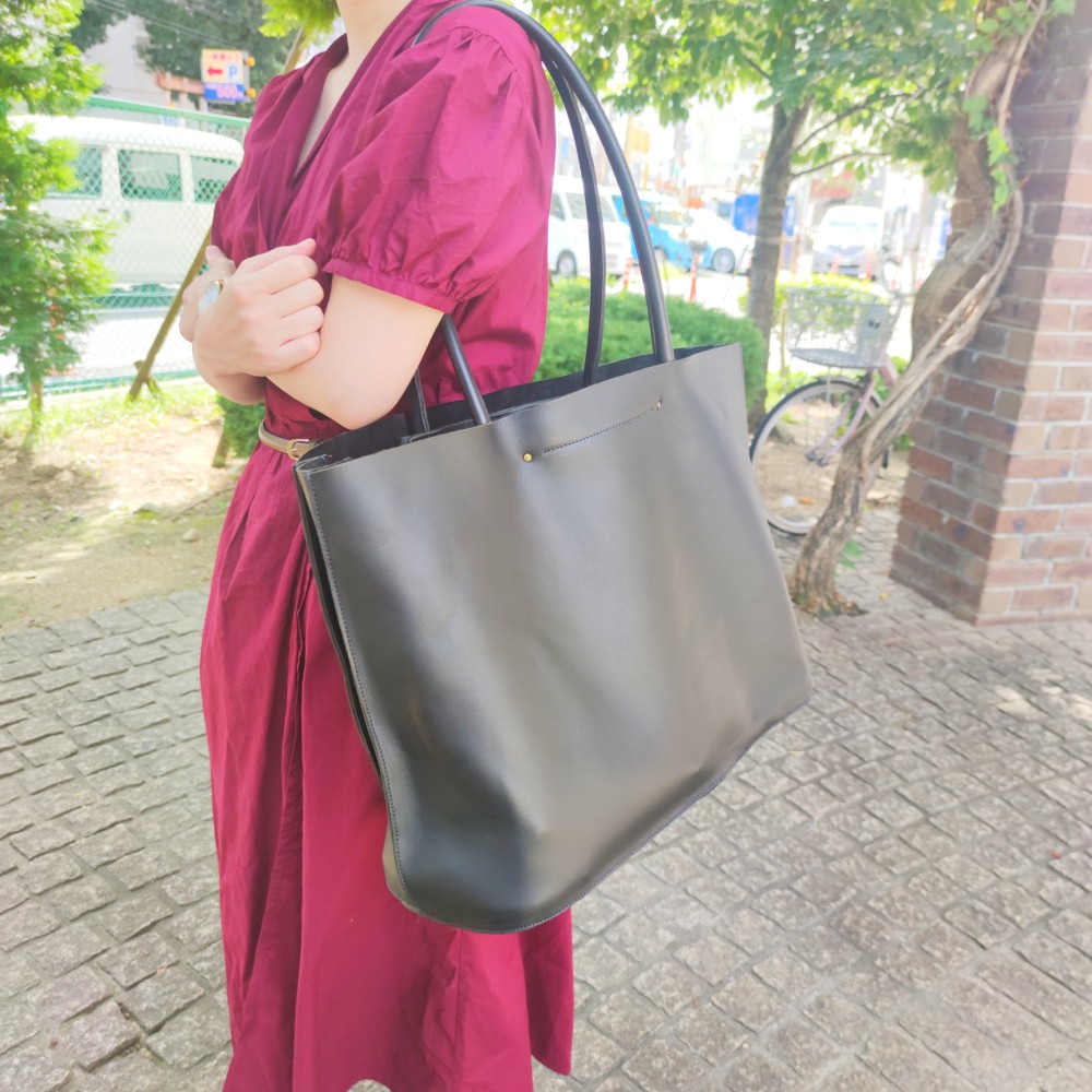 男女兼用　シンプルな本革　大型トートバッグ　15インチPCが入ります。マチもしっかり　シーンを選ばず使えます