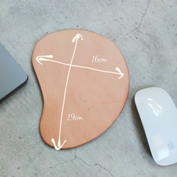 極厚レザーマウスパッド　昭南皮革のベンズレザー　タンニンなめし革　ころんと丸いマウスパッド　デスク周りにレザーを。 4枚目の画像