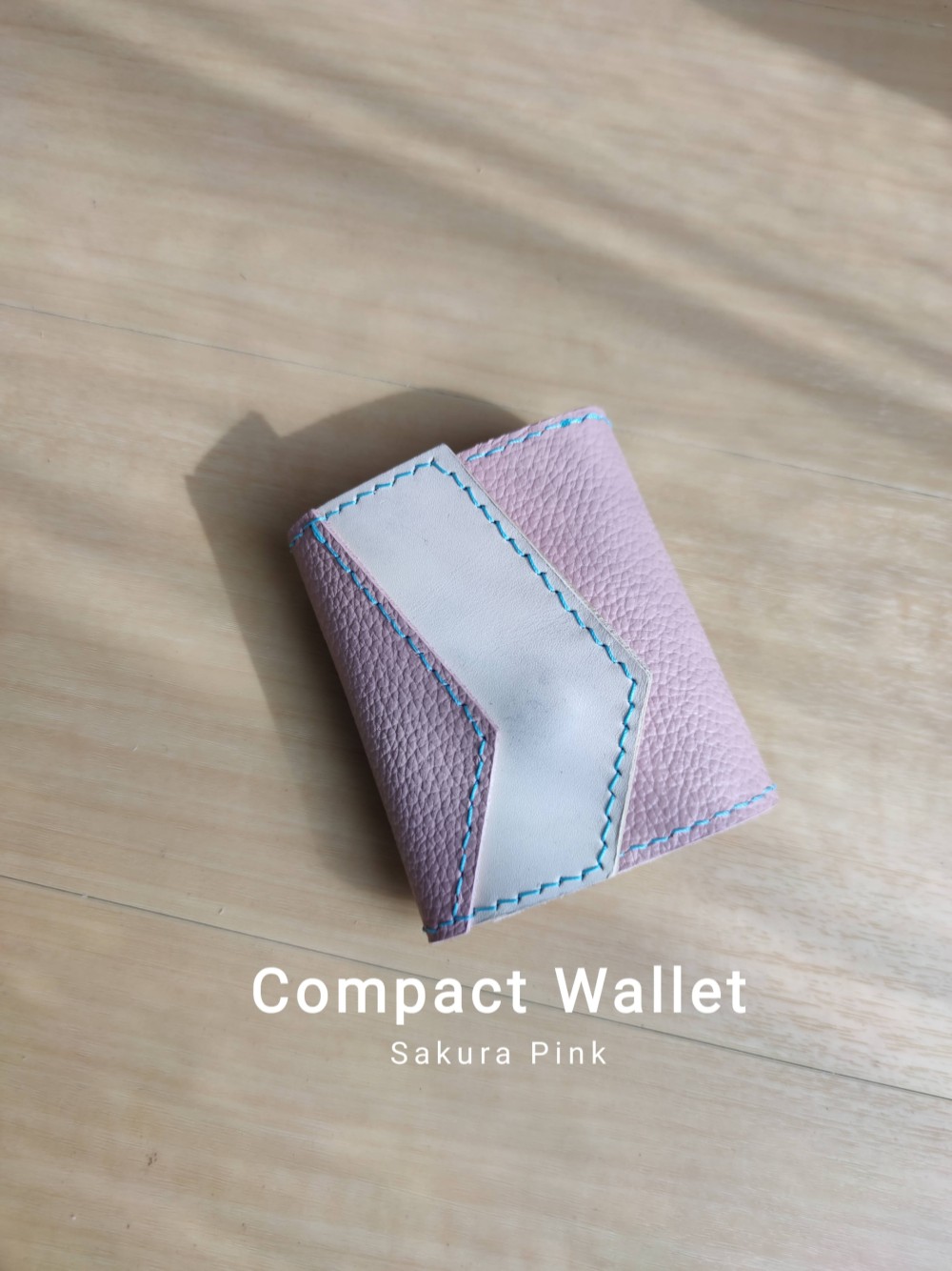 パステルカラーの本革コンパクト折り財布