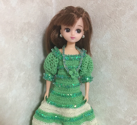 ドール服/リカちゃん/編み物/ハンドメイド/緑白色 2点セット【ドレス・ネックレス】 1枚目の画像