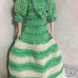 ドール服/リカちゃん/編み物/ハンドメイド/緑白色 2点セット【ドレス・ネックレス】 3枚目の画像