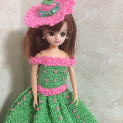 ドール服/リカちゃん/編み物/ハンドメイド/緑ピンク色 2点セット【ドレス・帽子】 1枚目の画像