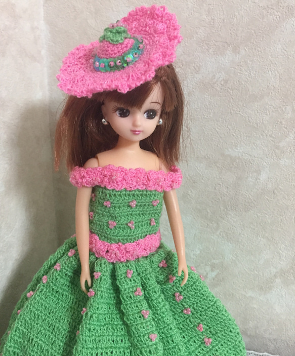 ドール服/リカちゃん/編み物/ハンドメイド/緑ピンク色 2点セット【ドレス・帽子】 1枚目の画像