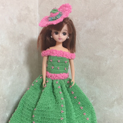 ドール服/リカちゃん/編み物/ハンドメイド/緑ピンク色 2点セット【ドレス・帽子】 2枚目の画像