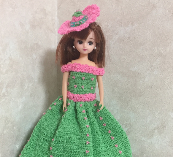 ドール服/リカちゃん/編み物/ハンドメイド/緑ピンク色 2点セット【ドレス・帽子】 2枚目の画像