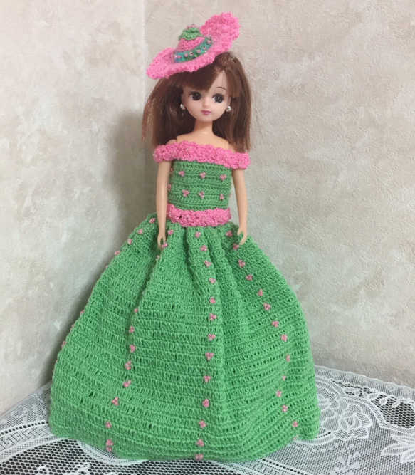 ドール服/リカちゃん/編み物/ハンドメイド/緑ピンク色 2点セット【ドレス・帽子】 3枚目の画像
