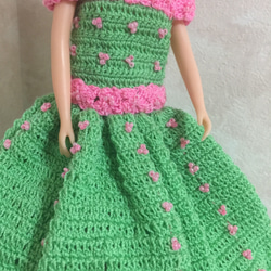 ドール服/リカちゃん/編み物/ハンドメイド/緑ピンク色 2点セット【ドレス・帽子】 4枚目の画像