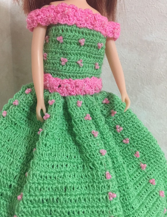 ドール服/リカちゃん/編み物/ハンドメイド/緑ピンク色 2点セット【ドレス・帽子】 4枚目の画像