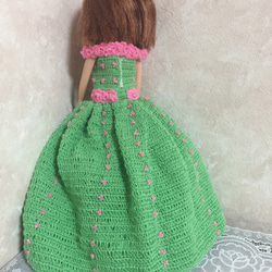 ドール服/リカちゃん/編み物/ハンドメイド/緑ピンク色 2点セット【ドレス・帽子】 5枚目の画像