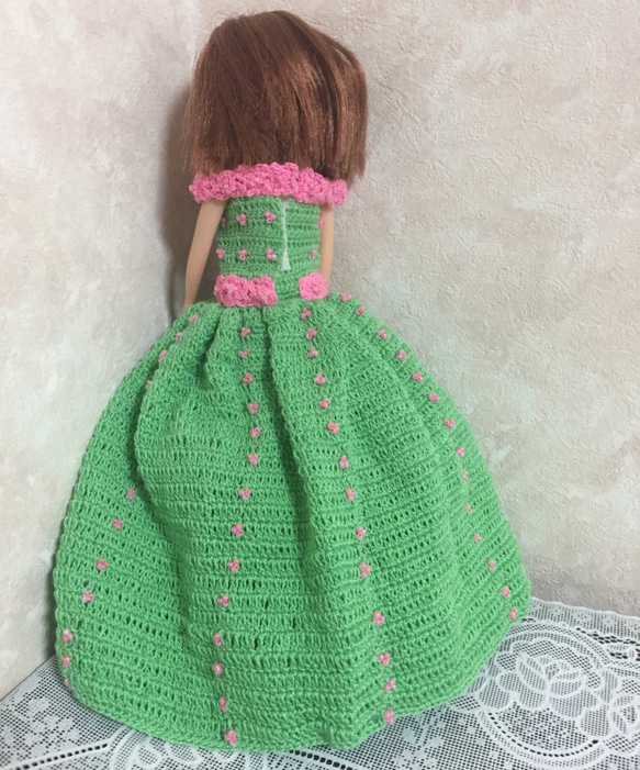 ドール服/リカちゃん/編み物/ハンドメイド/緑ピンク色 2点セット【ドレス・帽子】 5枚目の画像