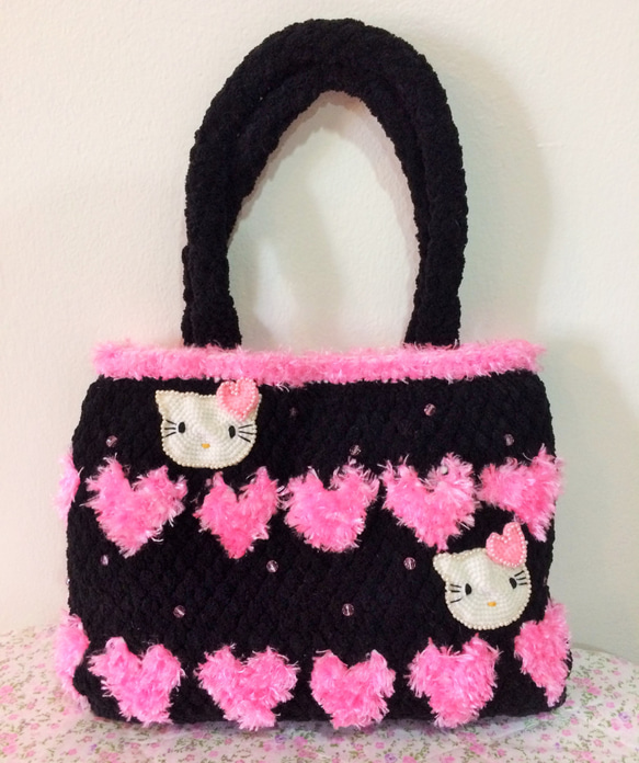 黒xピンクハート&猫カバン/ふわふわバッグ手編みかぎ針編み手作り/ショルダーバッグ 1枚目の画像