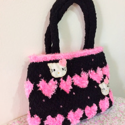 黒xピンクハート&猫カバン/ふわふわバッグ手編みかぎ針編み手作り/ショルダーバッグ 2枚目の画像