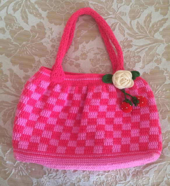 ピンク/ギンガムチェックバッグ/バラ＆イチゴ付き/バッグ手編み/かぎ針編み/手作り 1枚目の画像