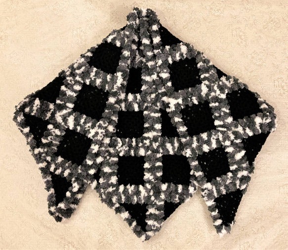 黒x白 ふわふわ暖かいショール/手編み/かぎ針編み/ハンドメイドショール 1枚目の画像