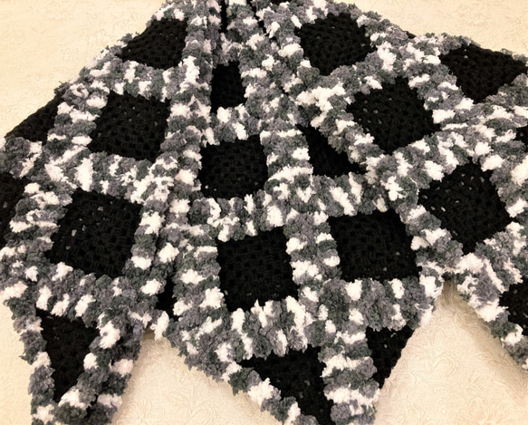 黒x白 ふわふわ暖かいショール/手編み/かぎ針編み/ハンドメイドショール 2枚目の画像