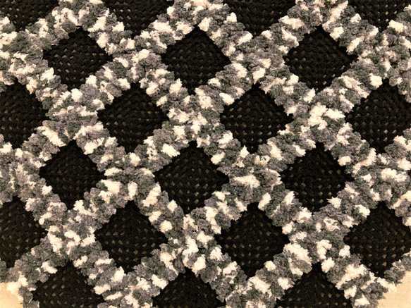 黒x白 ふわふわ暖かいショール/手編み/かぎ針編み/ハンドメイドショール 4枚目の画像