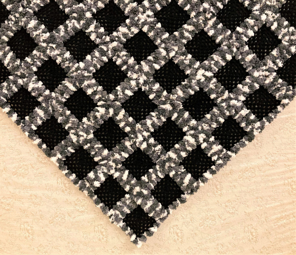 黒x白 ふわふわ暖かいショール/手編み/かぎ針編み/ハンドメイドショール 5枚目の画像