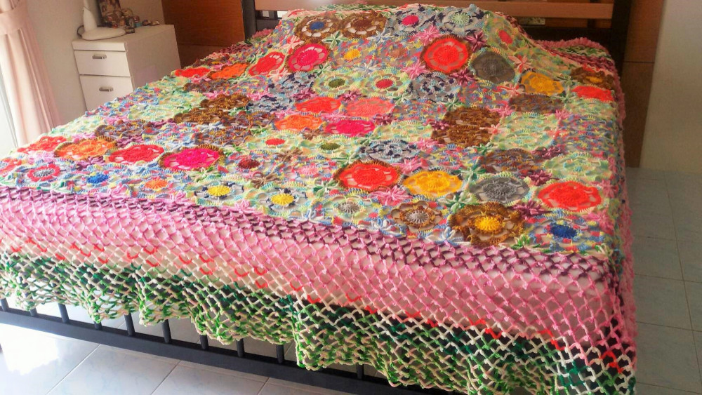 ミックス色/手編みのベッドカバー/お花モチーフのベッドカバー 