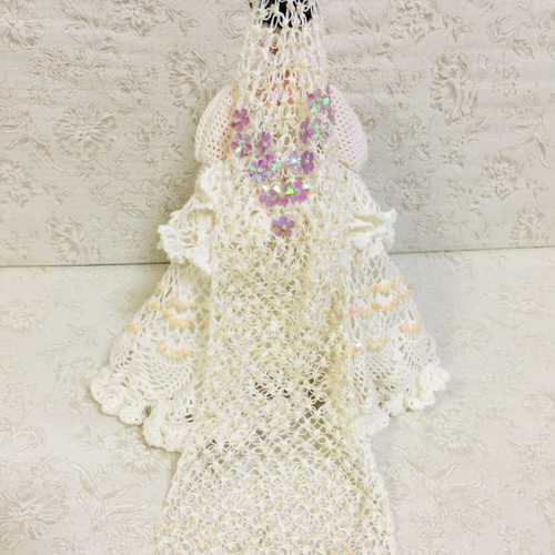 バービー人形用のかぎ針編みのウェディングドレス。装飾が施されてい