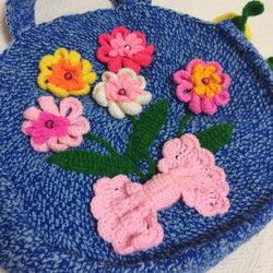 ミックスブルーカラーカバン/花＆バラ＆イチゴ＆リボン付き/バッグ手編みかぎ針編み手作り 4枚目の画像