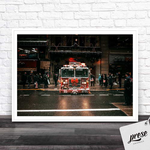 クリスマスの赤いトラックに装飾したニューヨークの消防車、FDNY - NYC