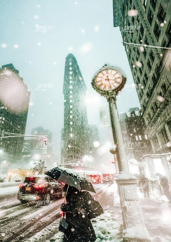 雪舞うニューヨーク夜景: フラットアイアンビルと金色の時計 - 都会の冬の魔法を感じる瞬間 フォトポスター 5枚目の画像